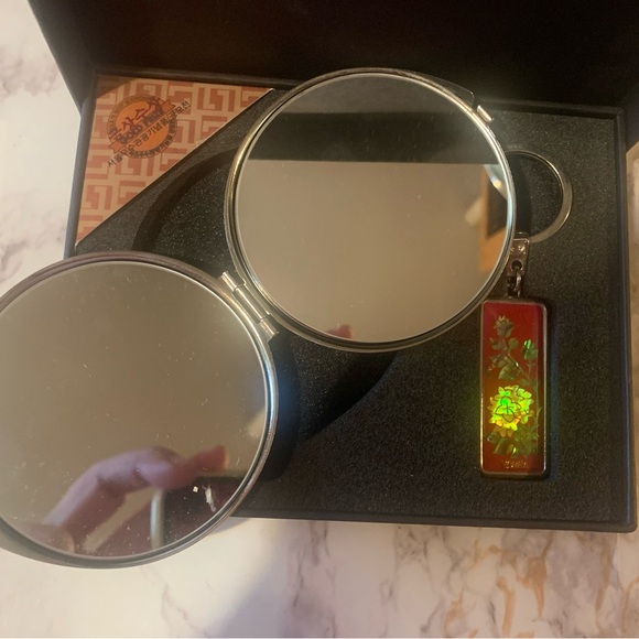 Compact Mirror and Keychain Set with Mother of Pearl Butterfly - Red - Picture 4 of 5